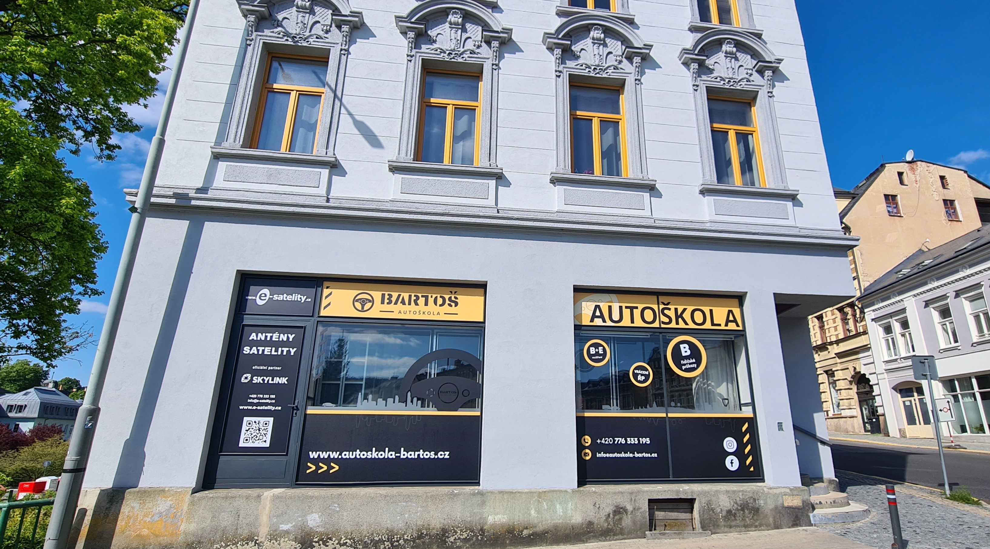 Prodejna je součástí autoškoly.